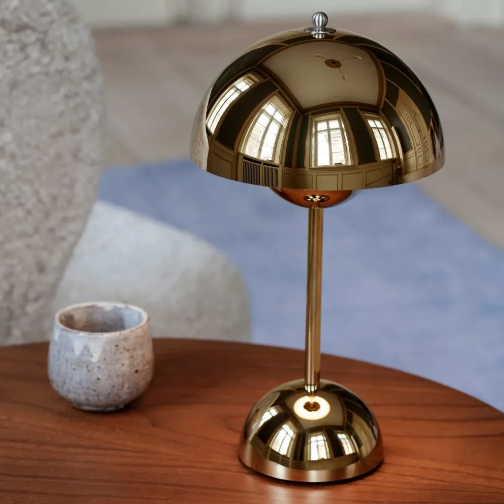 Flowerpot VP9 Oppladbar Bordlampe Brass