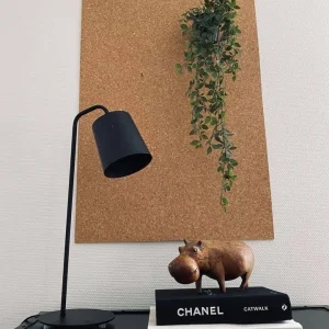 Stor bordlampe i svart metall - 56 cm