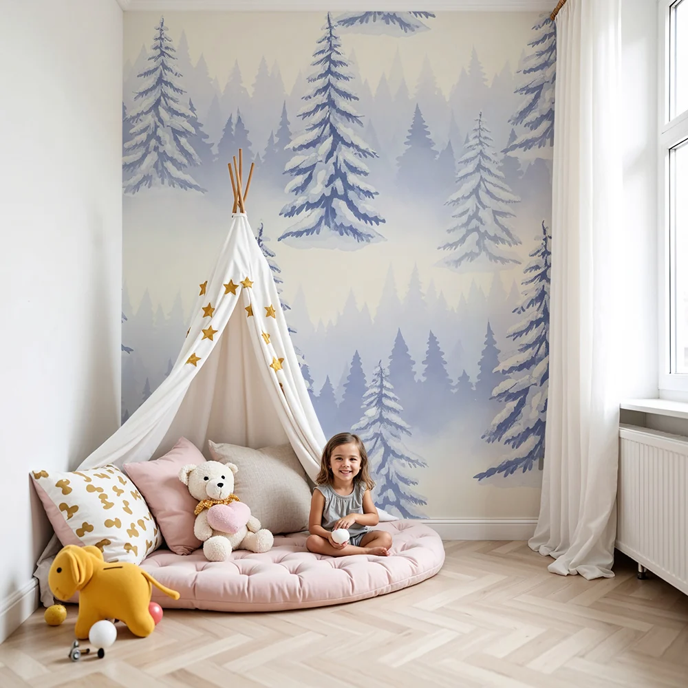 Barnetapet | Snøkledd skog med blå graner og myk tåke