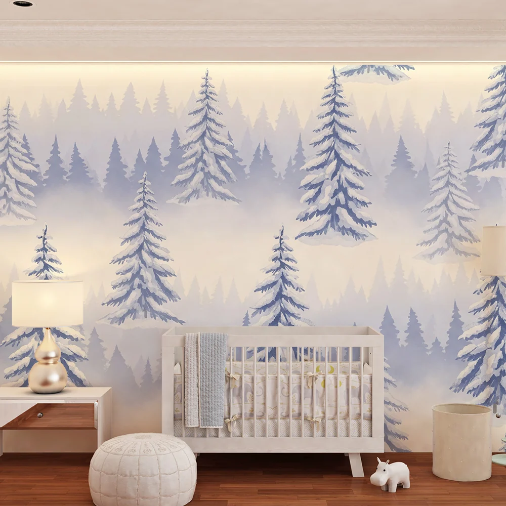 Barnetapet | Snøkledd skog med blå graner og myk tåke