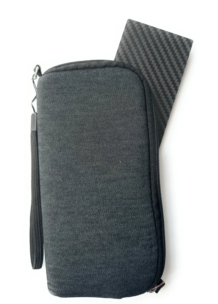 Eksklusiv karbonfiberunderlag "To Go" – Kompakt, stabil og stilig - 13cm x 6cm x 2mm