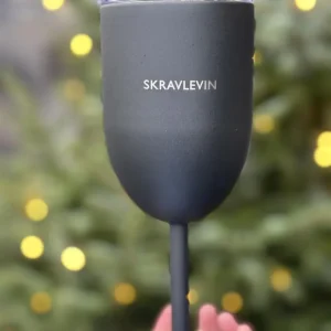 Pictureit - Termo vinglass med tekst "Skravlevin"