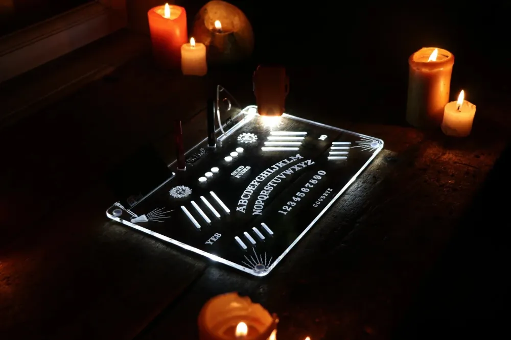 OG SNUFF Snuff Board „Ouija Edition“ – Gravert spiritustav inkludert planchette-skje