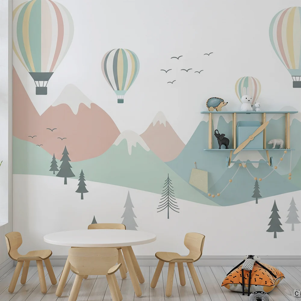 Tapet barnerom | Fargerike luftballonger mot en bakgrunn av myke fjell