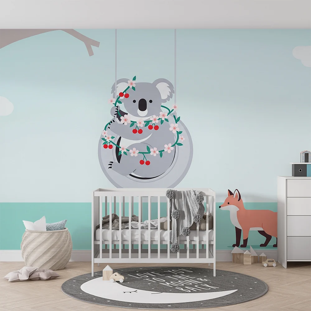 Tapet barnerom | Glad koala på en huske omgitt av blomster og en nysgjerrig rev