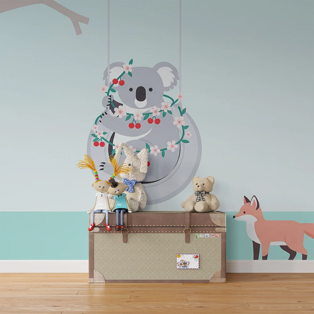 Tapet barnerom | Glad koala på en huske omgitt av blomster og en nysgjerrig rev