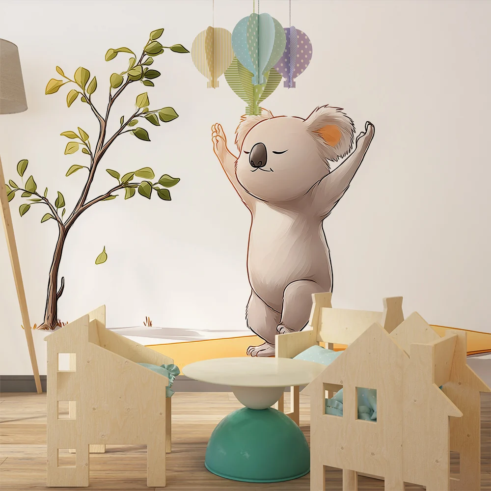 Tapet barnerom | Koala i full yogaseanse under et tre