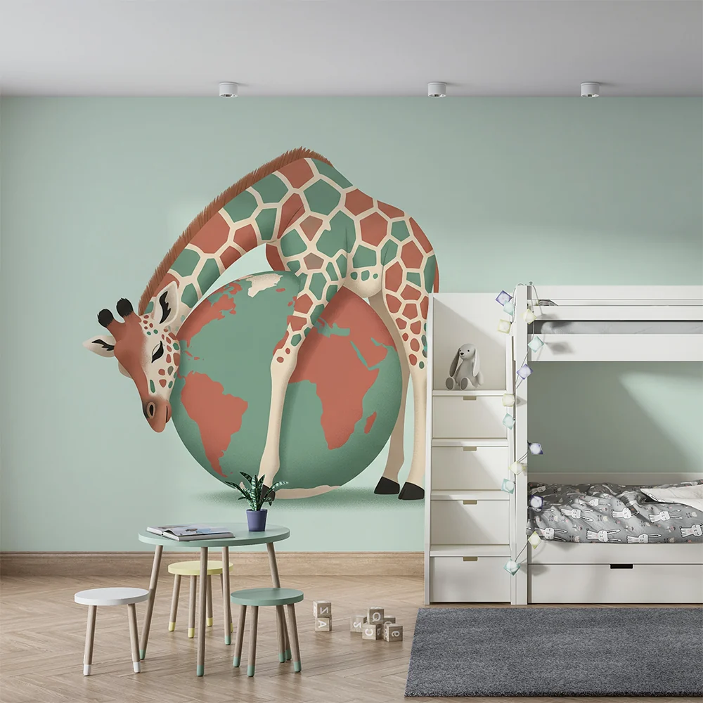 Tapet barnerom | Lekende giraff omgitt av jordkloden