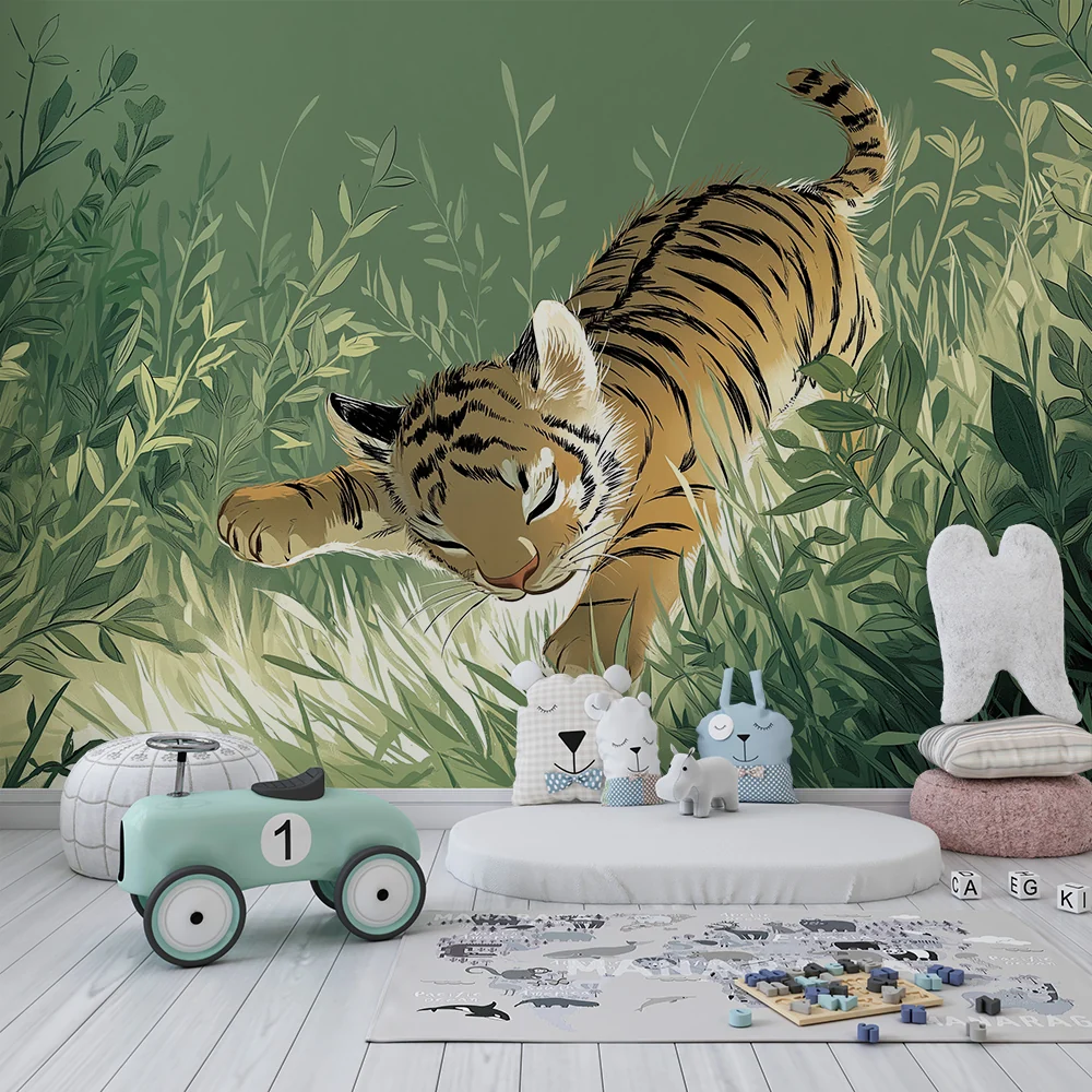 Tapet barnerom | Liten tiger som leker i den frodige jungelen