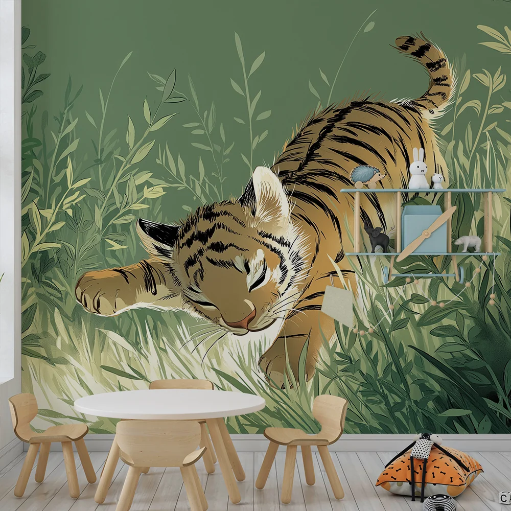 Tapet barnerom | Liten tiger som leker i den frodige jungelen