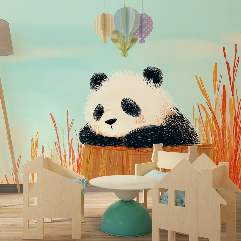 Tapet barnerom | Søt panda på en trestamme omgitt av fargerik vegetasjon