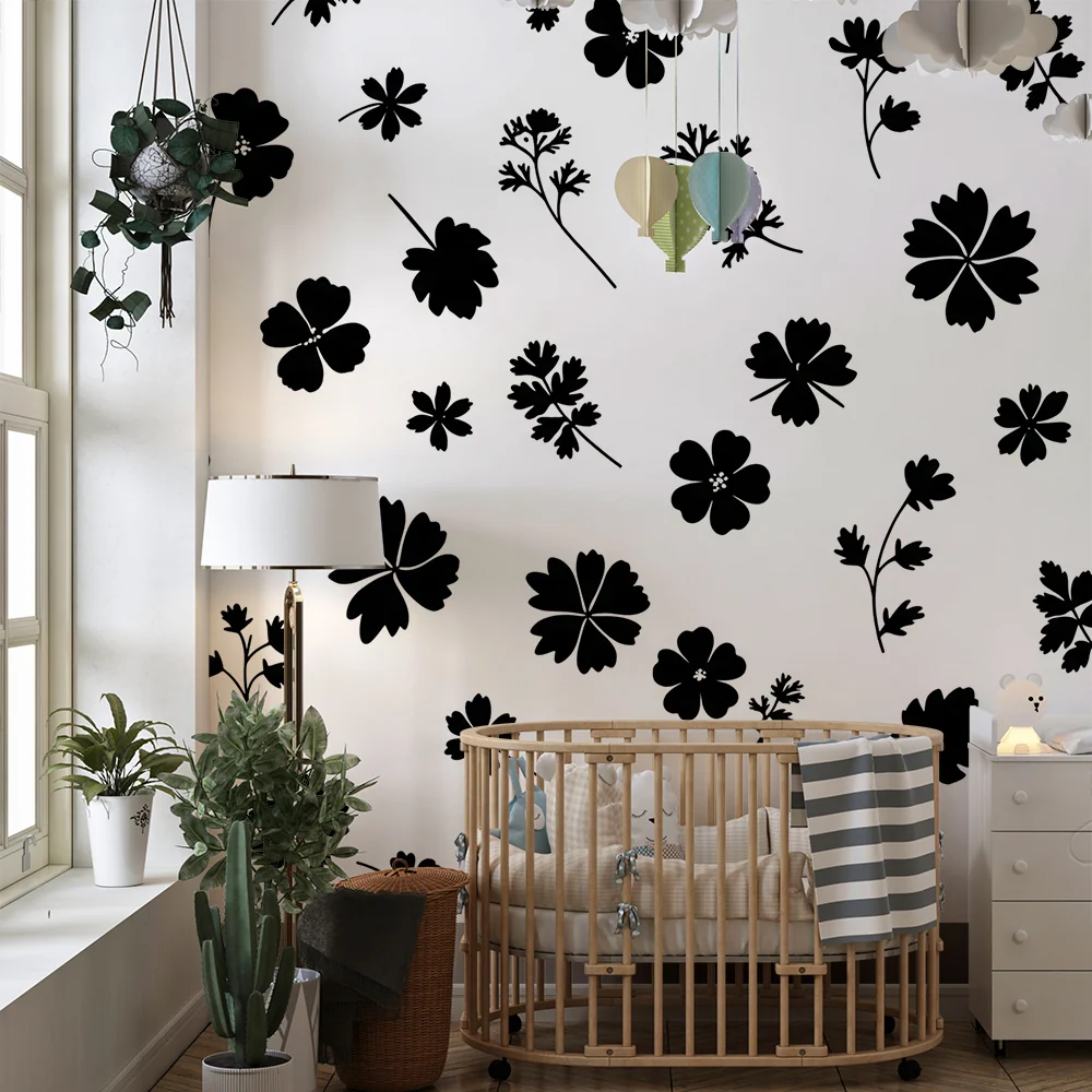 Tapet barnerom | Svarte blomstermotiver på hvit bakgrunn