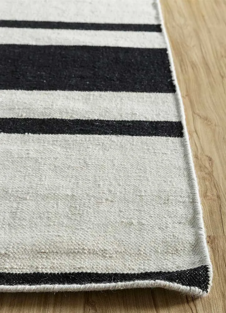 Ullteppe - 240 x 150 cm - svart og hvitt