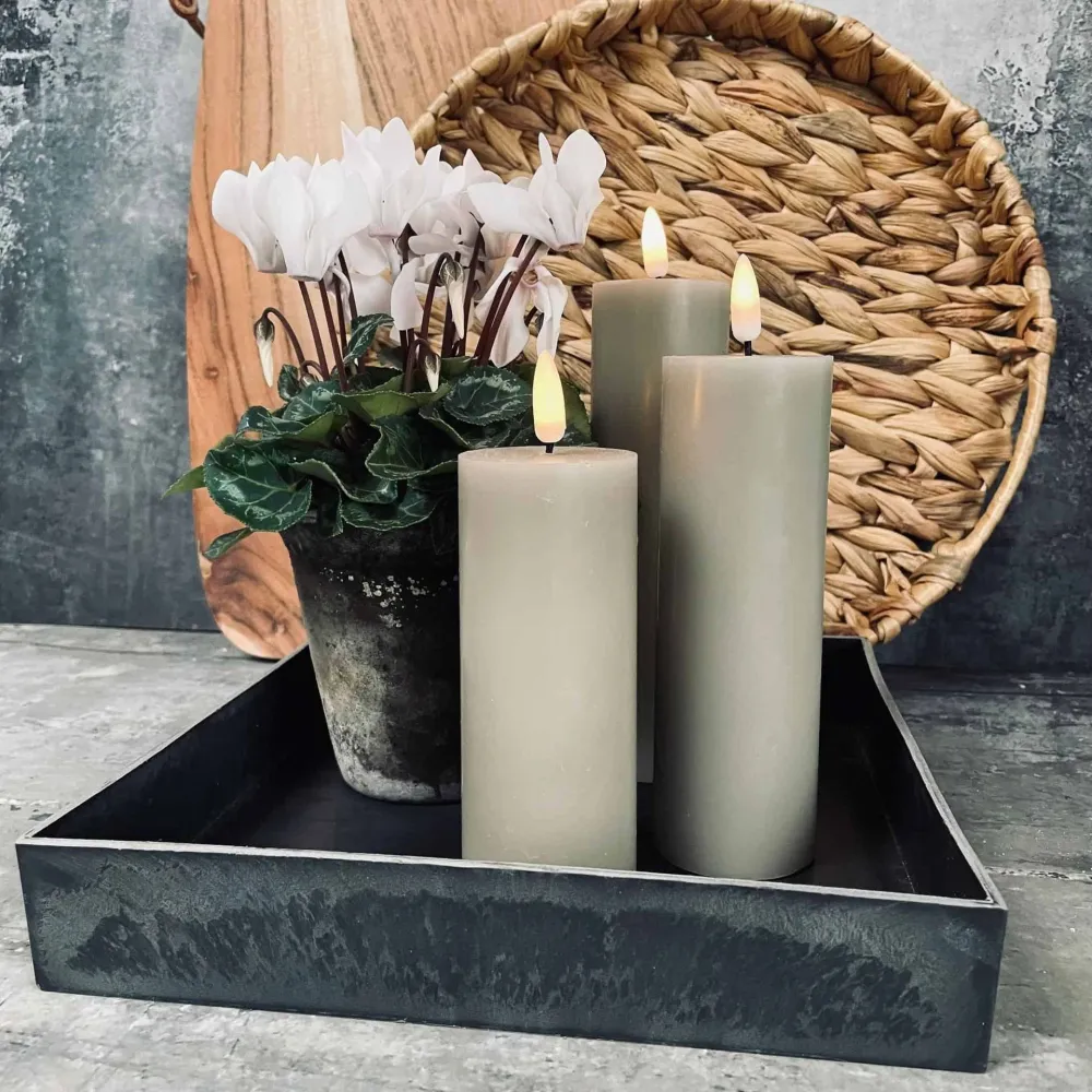 Firkantet brett i betong-look – Mellom